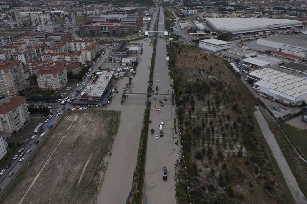 Suyla dolan araçların içini pet şişelerle boşaltmaya çalıştılar! Caddeler göle döndü arabalar suya gömüldü 34